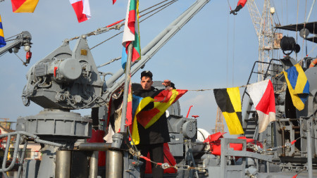 121-годишнината на Военноморската база във Варна беше отбелязана с военен ритуал.