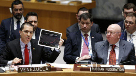 Венецуелският министър на външните работи Хорхе Ареаса държи на заседание на Съвета за сигурност на ООН графика, показваща увеличаването на постовете в Туитър на US правителството за Венецуела, след като опозиционерът Хуан Гуайдо се обяви за президент на страната му.
