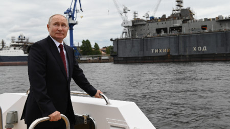 Путин в Санкт Петербург по случай 325-годишнината от създаването на руския военноморски флот 