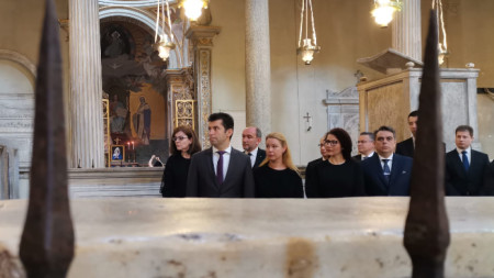 Премиерът Петков и българската делегация в базиликата 