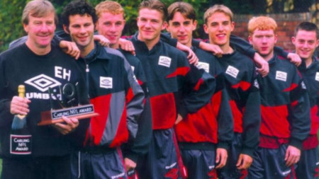 Ерик Харисън с част от младежите на Манчестър Юнайтед, сред които са Райън Гигс, Ники Бът, Дейвид Бекъм, Гари и Фел Невил и Пол Скоулс.