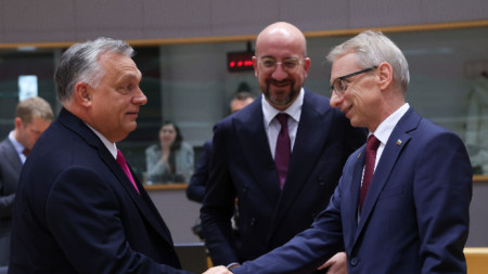 Отляво надясно - министър-председателят на Унгария Виктор Орбан, председателят на ЕС Шарл Мишел и министър-председателят на България Николай Денков - Брюксел, Съвет на ЕС, 26 октомври