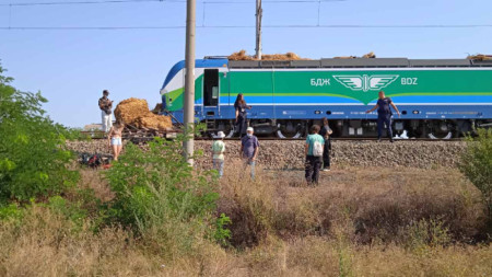 Бързият влак от Бургас за София е блъснал камион на