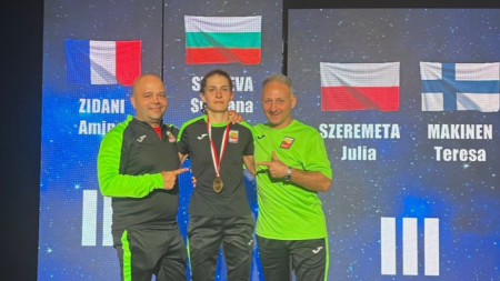Каменова със златния медал заедно с Георгиев (вляво) и Цветков.