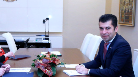 Премиерът Кирил Петков разговаря с представители на партия Възраждане научи