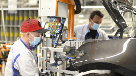 Работници с предпазни маски във фабриката за производство на електрически автомобили на Volkswagen (VW) в Цвикау, Германия, 23 април 2020 г.