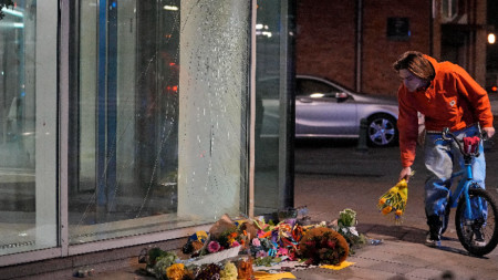 Импровизиран мемориал на мястото на смъртоносната стрелба в Брюксел.