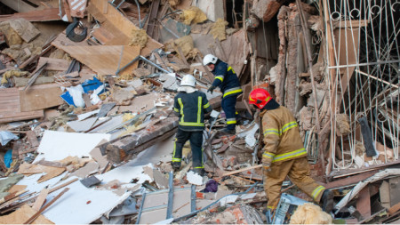 Спасители разчистват развалините на жилищна сграда в Харков, разрушена от попадение на руска ракета