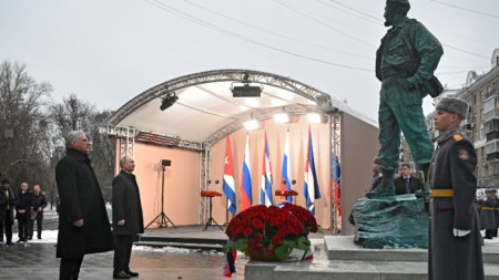 Президентите на Куба Мигел Диас-Канел (на преден план) и на Русия откриват паметник на Фидел Кастро в Москва - 22 ноември 2022