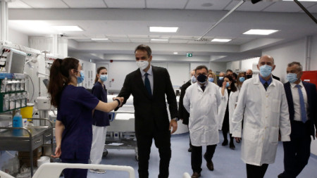 Гръцкият премиер Мицотакис на посещение в болница в Атина - февруари 2020 г.