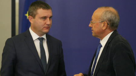 Финансовият министър Владислав Горанов (вляво) и Цветан Симеонов - председател на Управителния съвет на БТПП