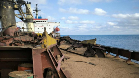 Повреден товарен кораб, превозващ пшеничено зърно за Египет, който беше ударен от руска ракета, 12.09.2024 г.