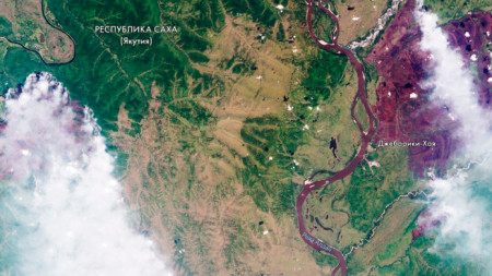 Сателитна снимка показва задимени райони в резултат на горските пожари в част от руската република Якутия.