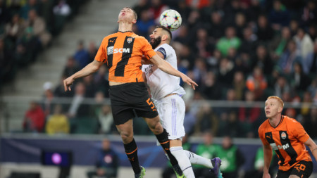 Бензема (в бяло) от Реал се бори за топката с Бондар от Шахтьор.
