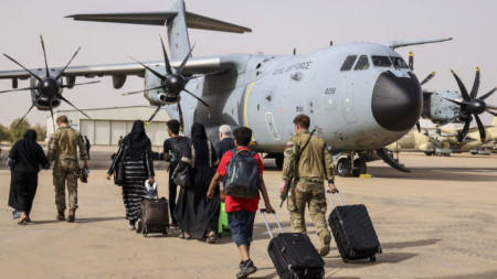 Британското правителство обяви, че тази вечер приключва операциите по извеждането на свои граждани от Судан в Кипър.