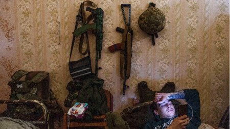 Украински войник си почива в полева болница край Попасна, Луганска област на Украйна, 9 май 2022 г.