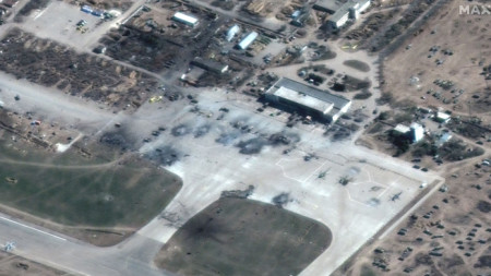 Сателитна снимка на разрушеното от руските сили летище в Херсон.