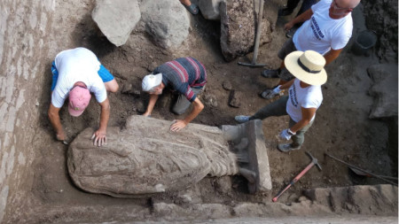 On September 20, Prof. Ludmil Vagalinski's team discovered a statue in Heraclea Sintica, three days later they also discovered the head of the sculpture.