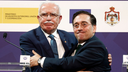 Испанският външен министър Хосе Мануел Албарес (вдясно) и палестинският му колега Рияд ал Малики (вляво) след съвместната пресконференция в рамките на форума на Съюза за Средиземноморието (UfM), Барселона, 27 ноември 2023 г.