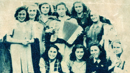 Софийски девойки от еврейски произход, изселени в Лом през 1943 година