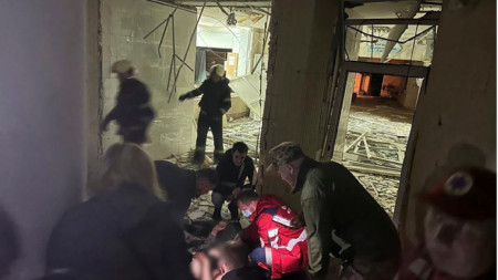 Украински спасители, работещи в здравен център, където са паднали отломки от ракета, 01 юни 2023 г. 