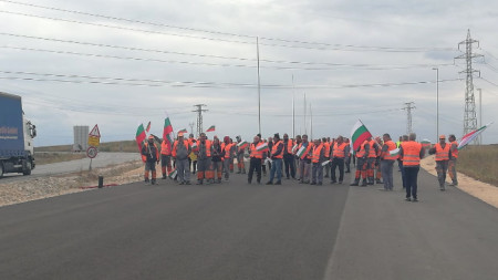 Работниците от хасковската фирма АБ АД протестират Строителни машини се движат