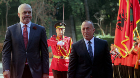 Албанският премиер Еди Рама (вляво) и Рамуш Харадинай, тогава премиер на Косово, в Тирана, септември 2017