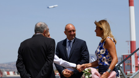 Президентът Румен Радев (в средата) със съпругата си Десислава Радева пристигат на летище 
