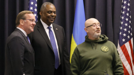Министърът на отбраната на САЩ Лойд Остин (в средата), украинският му колега Олексий Резников (вдясно) и новият германски военен министър Борис Писториус на срещата в 