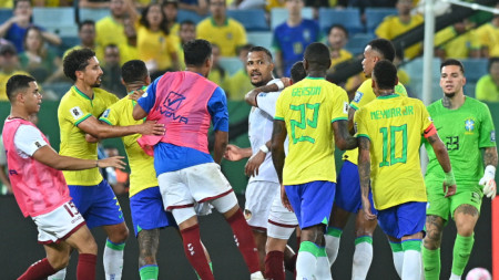 Сблъсък между футболистите на Бразилия (в жълти фланелки) с тези на Венецуела след мача.