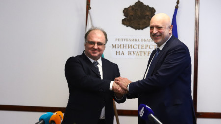 На церемонията по приемственост в Министерство на културата - Найден Тодоров (вляво) прие поста от Велислав Минеков - 3 февруари 2023 г.