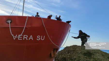 Брифинг свързан с кризата около заседналия кораб Вера Су ще