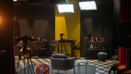 Студиото на Фатих Алтайлъ с празния му стол.