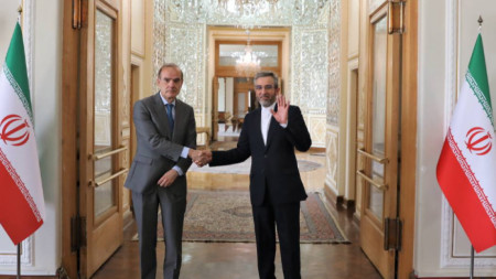 Преговарящите Енрике Мора и Али Багери в Техеран, 11 май 2022 г.