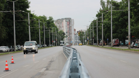 София, 11 юни 2023 г. Работници монтират предпазна мантинела на столичния бул. 