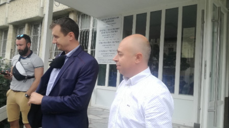 Ст. комисар Елиан Стамболийски и районният прокурор Ивайло Илиев (от дясно наляво)