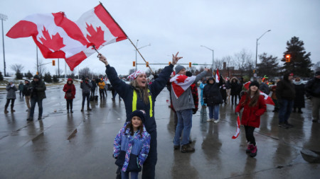 Канадски съд нареди на протестиращите които блокират моста Амбасадор –