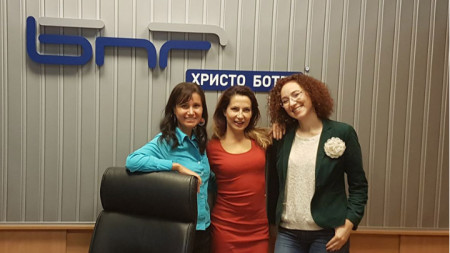 Марина Стефанова, Ива Дойчинова и Иванка Шалапатова (отляво надясно) в студиото на „Нашият ден“