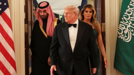 Американскиият президент Доналд Тръмп на влизане на вечерята, която даде в Белия дом в чест на гостуващия саудитски престолонаследник Мохамед бин Салман, придружен от съпругата му Мелания Тръмп.