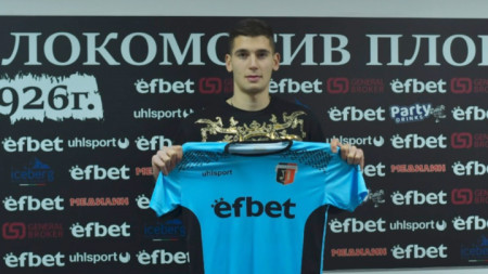 Вратарят Стамен Бояджиев позира с фланелката на Локомотив (Пловдив).