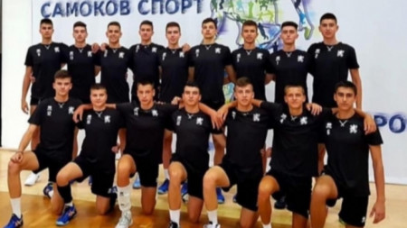 Наши юноши бият молдовски мъже на волейбол