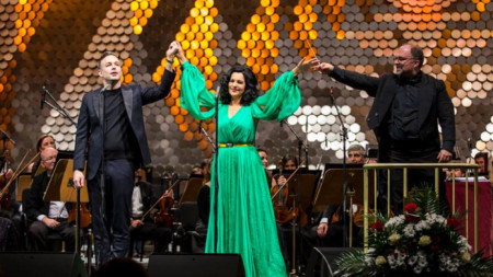 Стивън Костело, Анджела Георгиу и Найден Тодоров на сцената пред Софийската филхармония