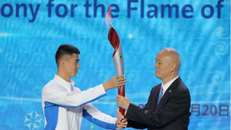 Олимпийският огън ще потегли утре с ограничен състав от факлоносци