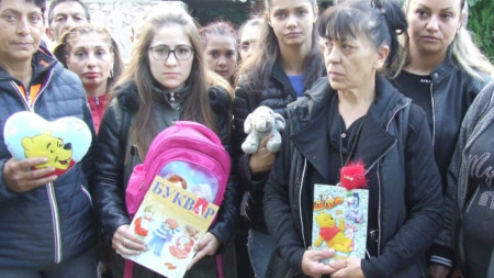 Протестът пред сградата на съда в Сливен е по инициатива на близките на убитата през август 7-годишна Кристин и хора от село Сотиря. 