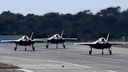 Изтребители Ф-35 на британските ВВС пристигат в базата 