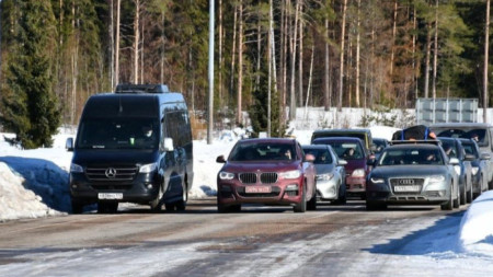 Опашка от коли на граничен пункт за преминаване във Финландия