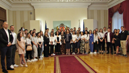 Вицепрезидентът разговаря с младежи от Балканите участващи във форум на