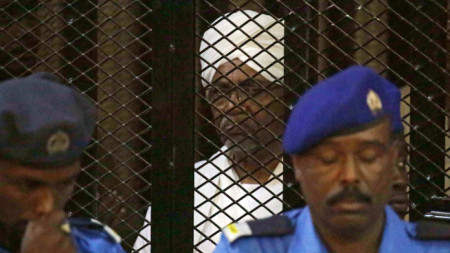 Сваленият президент на Судан Омар Хасан ал Башир седи в клетка за обвиняеми по време на процеса му в Хартум, Судан, архив, декември 2019 г.