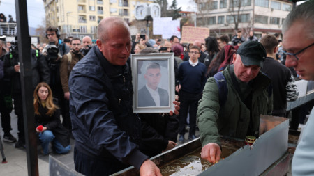 Хората палят свещи в памет на младежите, които загубиха живота си при пожара в нощния клуб 