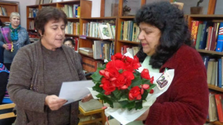 Богдана Сиракова приема 
поздравления за 120 години от създаването на Библиотеката при НЧ